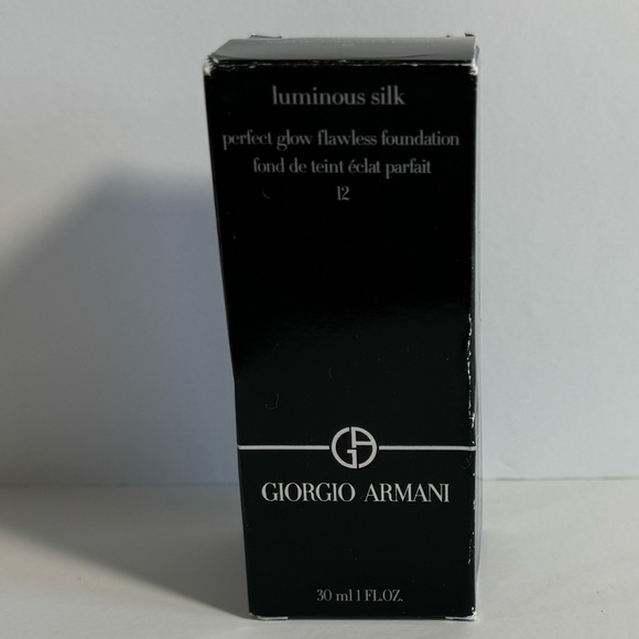 Giorgio Armani Luminous Silk Foundation. - Picture 9 of 11